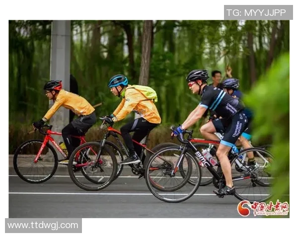 东川 公安全力护航2025我国青少年公路自行车联赛暨“大美青海”全省自行车联赛(西宁站)竞赛